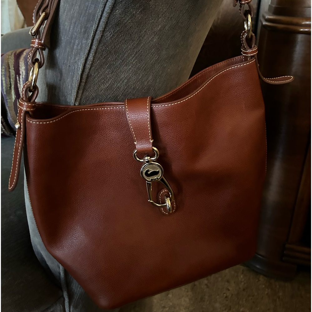 Like new Dooney and Bourke Sholder tote